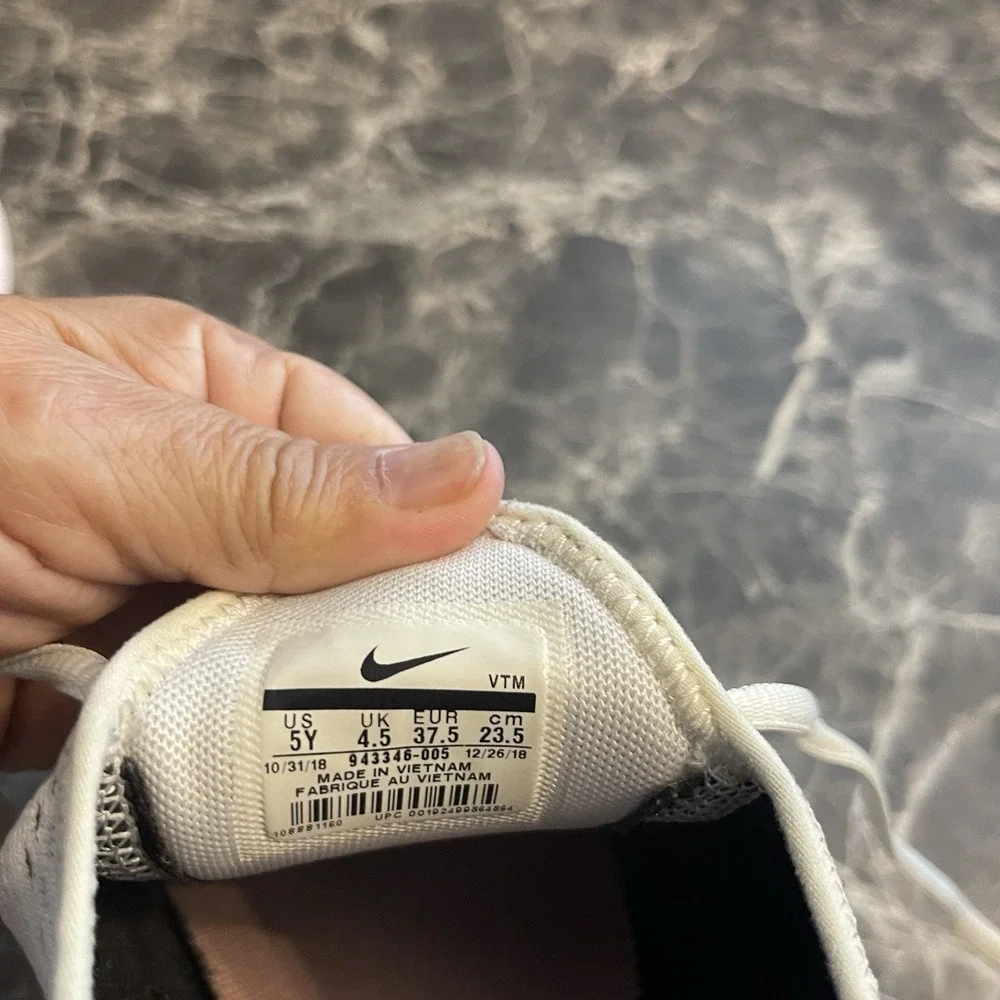 Nike 270 Ghost Beige/Black Sz‎ 5Y